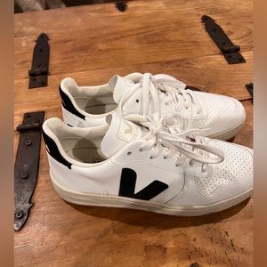 Veja V12 Size 8!